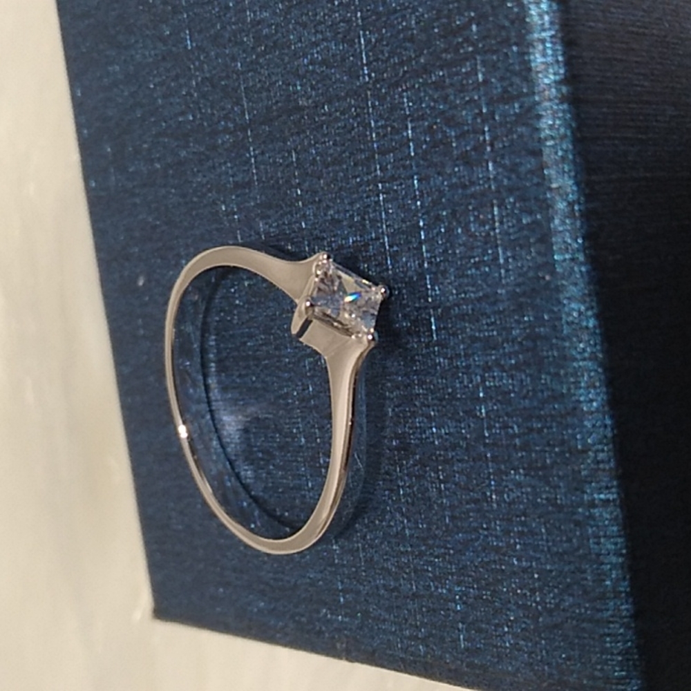 FINAL SALE! Gorgeous 925 Stamped CZ Diamond Ring Sz.8 Never Wore - Picture 9 of 11